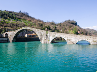 Blick vom Ponte della Maddalena oder Ponte del Diavolo in Borgo a Mozzano.