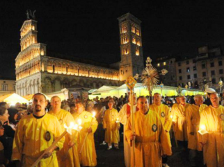 Luminara di Santa Croce, 13. September in Lucca, Prozession bei Kerzenschein.