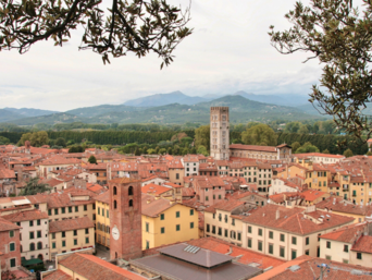 Vista do centro hist&oacute;rico de Lucca